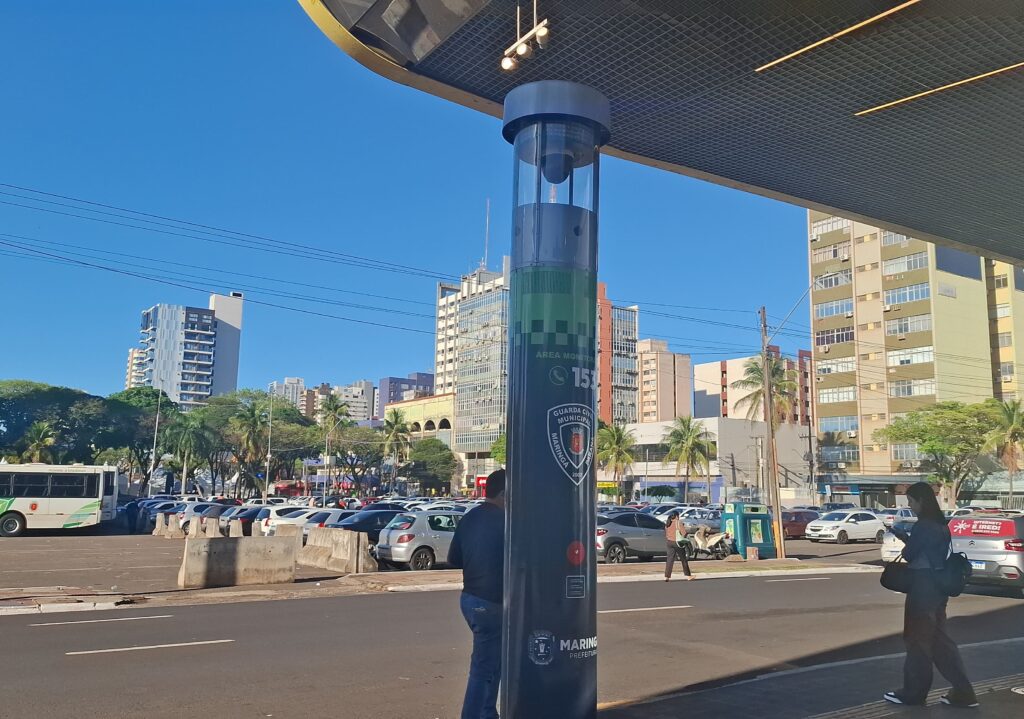 O único recurso permanente de segurança no local é esse totem com uma câmera e um botão do pânico.